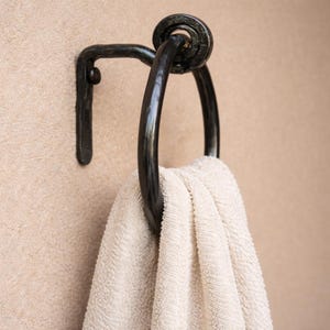 Toallero de aro de hierro forjado hecho a mano: decoración rústica para baño de granja