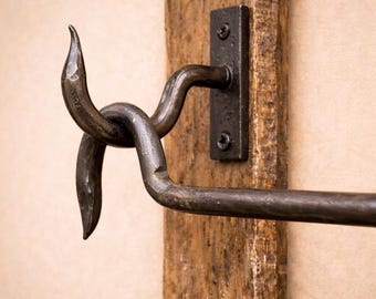 Handgeschmiedete Vorhangstange aus Schmiedeeisen mit Halterungen | Rohes oder schwarzes Finish