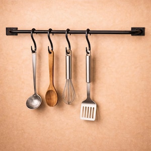 Barra de cocina de acero crudo con ganchos en forma de S / Barra para colgar utensilios y ollas artesanal / Almacenamiento de pared rústico industrial