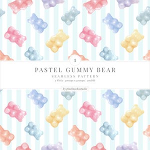 Op de afbeelding: Waterverfpatroon met pastelkleurige gummyberen in roze, paars, geel en blauw op een witte achtergrond met lichtblauwe verticale strepen. De tekst "PASTEL GUMMY BEAR" wordt weergegeven in een witte rechthoek.