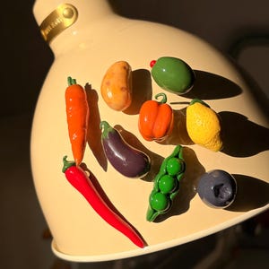 handgjorda mini-matmagneter, kylskåpsmagnet med croissant, oliv och blåbär, matdekoration i polymerlera, söt kökspresent