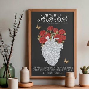 Peut inclure: Impression d'art encadrée avec un fond sombre, représentant un cœur stylisé rempli de texte, surmonté de roses rouges et orné de papillons. L'impression comprend de la calligraphie arabe et le texte anglais "IN THE NAME OF ALLAH". Le texte du bas se lit "LES MEILLEURS D'ENTRE VOUS SONT CEUX QUI APPRENNENT LE CORAN ET L'ENSEIGNENT".