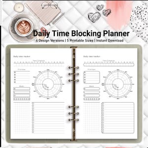 Op de afbeelding: Een rustiek houten bord met de tekst "Welcome to our home" in witte letters. Het bord heeft een verweerde afwerking en een eenvoudig, uitnodigend ontwerp, perfect voor entree decoratie.