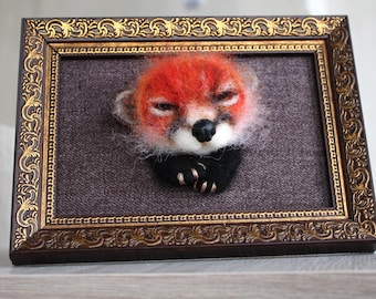 ニードルフェルトで作られたキツネ ― 小さな眠っている動物と一緒に額装されたリアルな壁掛け彫刻