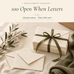 Può includere: Una pila di buste color crema legate con un nastro verde oliva scuro, accompagnata da due buste sciolte e un rametto. Il testo recita: DEPLOYMENT EDITION, 100 Open When Letters, Already written, Print, fold, send, INSTANT DIGITAL DOWNLOAD, PRINTABLE.