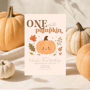 Op de afbeelding: Een rechthoekige verjaardagsuitnodiging met een licht perzikkleurige achtergrond en de tekst ONE cute pumpkin. Het ontwerp bevat een centrale illustratie van een lachende oranje pompoen omringd door herfstbladeren, bessen en een hartje.