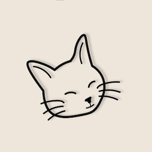 Op de afbeelding: Een minimalistische zwarte lijntekening van een kattenkop met gesloten ogen en snorharen. De kattenkop is gecentreerd op een crèmekleurige achtergrond, wat een eenvoudig en charmant ontwerp creëert.