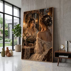 Könnte beinhalten: Ein großer rechteckiger Wandkunstdruck, der eine Person in einem Spitzenkleid vor einem verzierten goldgerahmten Spiegel zeigt. Die Szene umfasst einen Schminktisch mit Kerzen, Blumen und Schmuck, wobei Gesicht und Oberkörper in warmem Licht reflektiert werden.