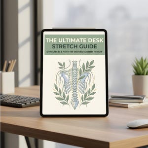 Pode incluir: Um tablet digital exibe "THE ULTIMATE DESK STRETCH GUIDE" com uma ilustração de uma coluna vertebral e folhas. O tablet está em uma mesa de madeira com um teclado, um porta-canetas e uma pequena planta em vaso. O texto também diz "5 Minutes to a Pain-Free Workday & Better Posture."
