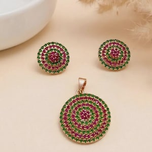 Set di orecchini pendenti con rubino e smeraldo / Set di gioielli indiani placcati in oro 22 carati / Pendente indiano tradizionale / Gioielli etnici da sposa / Regalo per donna