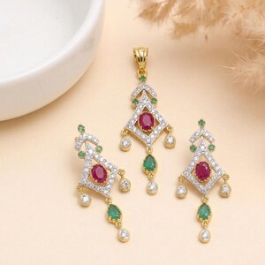 Conjunto de collar y pendientes de rubí y esmeralda / Conjunto de joyas con colgante de circonita cúbica / Joyería india chapada en oro de 22 quilates / Collar y pendientes / Joyería tradicional / Regalo para ella