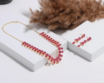 Collana e orecchini con pietra rosso rubino floreale / Gioielli indiani placcati in oro / Set da sposa / Gioielli etnici / Regalo per lei