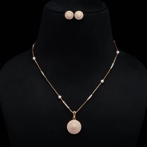Set di ciondoli rotondi a forma di fiore con perle dorate / Collana e orecchini con perle placcati in oro / Gioielli da sposa / Gioielli da matrimonio / Gioielli indiani / Regalo per lei