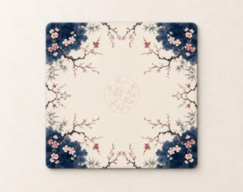 Könnte beinhalten: Ein quadratisches Mauspad mit cremefarbener Mitte und kreisförmigem Blumenmotiv. Der Rand zeigt dunkelblaue, aquarellartige Wolken, dünne schwarze Zweige und zarte rosa Kirschblüten sowie grüne Bambusblätter in den Ecken des Designs.