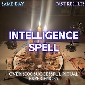 Könnte beinhalten: Ein Bild einer rituellen Anordnung mit brennenden Kerzen, einem Teller mit Kräutern und Münzen sowie dem Text "INTELLIGENCE SPELL". Die Wörter "SAME DAY" und "FAST RESULTS" sind ebenfalls sichtbar. Das Bild enthält auch den Text "OVER 5000 SUCCESSFUL RITUAL EXPERIENCES."