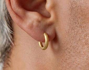 Pendientes de aro de oro vermeil de 18 quilates mate, aros tipo "sleeper" cepillados.