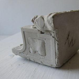 Minimáquina de escribir manual de hormigón - Escultura artística - Arte de fundición original, máquina de escribir manual en miniatura hecha a mano, arte de máquina de escribir de cemento sólido imagen 8