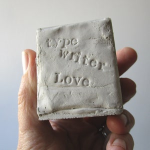 Minimáquina de escribir manual de hormigón - Escultura artística - Arte de fundición original, máquina de escribir manual en miniatura hecha a mano, arte de máquina de escribir de cemento sólido imagen 6