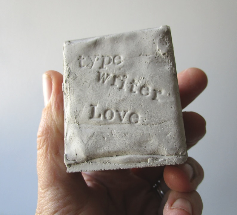 Minimáquina de escribir manual de hormigón - Escultura artística - Arte de fundición original, máquina de escribir manual en miniatura hecha a mano, arte de máquina de escribir de cemento sólido imagen 6