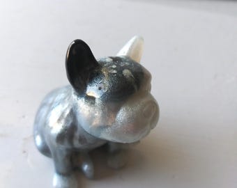 Adorable bulldog francés blanco y negro - Escultura de resina - Estatua de perro, regalo para amantes de los bulldogs franceses, figurita de cachorro, perro sentado, pieza única hecha a mano