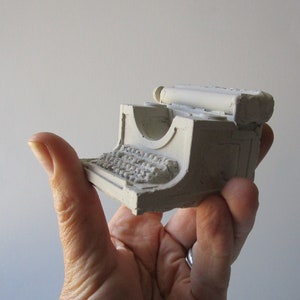 Minimáquina de escribir manual de hormigón - Escultura artística - Arte de fundición original, máquina de escribir manual en miniatura hecha a mano, arte de máquina de escribir de cemento sólido imagen 7