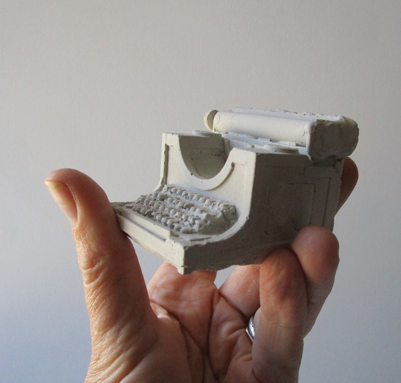Minimáquina de escribir manual de hormigón - Escultura artística - Arte de fundición original, máquina de escribir manual en miniatura hecha a mano, arte de máquina de escribir de cemento sólido imagen 7