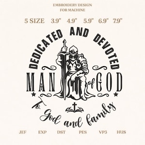 Pode incluir: Um design de bordado para máquina, apresentando um cavaleiro ajoelhado segurando uma espada, com o texto "Dedicated and Devoted Man of God to God and Family". Tamanhos de 9.9 cm a 20.1 cm.