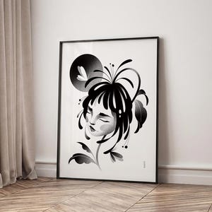 K&ouml;nnte beinhalten: Schwarz-Wei&szlig;-Kunstdruck in einem schwarzen Rahmen. Das Kunstwerk zeigt eine stilisierte Illustration eines Frauengesichts mit geschlossenen Augen, umgeben von floralen und abstrakten Elementen. Ein schwarzer Kreis mit einem Schmetterling befindet sich im Hintergrund.