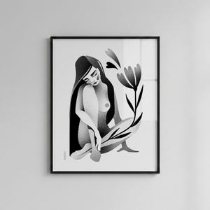 Może przedstawiać: Czarno-biały wydruk artystyczny przedstawiający siedzącą postać z długimi włosami, oprawiony w czarną ramę. Stylizowany kwiat znajduje się po prawej stronie postaci. Grafika ma minimalistyczny styl i nadaje się do dekoracji ścian.