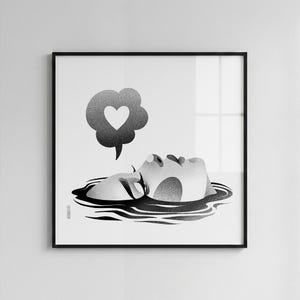 K&ouml;nnte beinhalten: Schwarz-Wei&szlig;-Kunstdruck mit einem Gesicht, das aus dem Wasser auftaucht, und einer Sprechblase mit einem Herz. Das Kunstwerk ist in einem schwarzen quadratischen Rahmen gerahmt.
