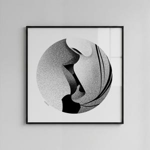 Puede incluir: L&aacute;mina de arte abstracto en blanco y negro. Un dise&ntilde;o circular con un fondo texturizado y moteado y formas curvas y fluidas. La obra de arte est&aacute; enmarcada en un marco cuadrado negro, creando una est&eacute;tica moderna.