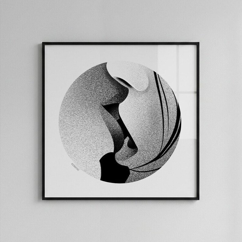 Puede incluir: L&aacute;mina de arte abstracto en blanco y negro. Un dise&ntilde;o circular con un fondo texturizado y moteado y formas curvas y fluidas. La obra de arte est&aacute; enmarcada en un marco cuadrado negro, creando una est&eacute;tica moderna.