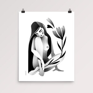 Może przedstawiać: Czarno-biały wydruk artystyczny przedstawiający siedzącą postać z długimi włosami, obejmującą kolana. Z prawej strony znajduje się stylizowany kwiat z liśćmi. Grafika jest zamontowana na białym tle i trzymana przez dwa czarne klipsy.