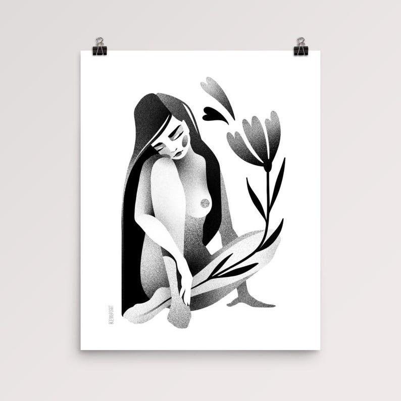 Może przedstawiać: Czarno-biały wydruk artystyczny przedstawiający siedzącą postać z długimi włosami, obejmującą kolana. Z prawej strony znajduje się stylizowany kwiat z liśćmi. Grafika jest zamontowana na białym tle i trzymana przez dwa czarne klipsy.