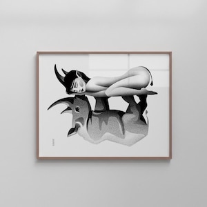 Może przedstawiać: Czarno-biały wydruk artystyczny przedstawiający kobietę z rogami leżącą na byku. Grafika jest oprawiona w brązową ramę i eksponowana na białej ścianie. Obraz ma minimalistyczny styl.