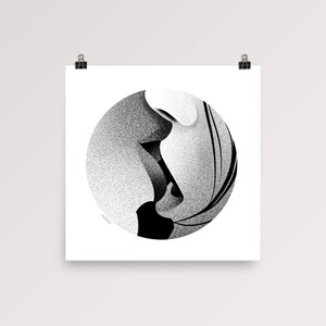 Puede incluir: Impresi&oacute;n art&iacute;stica abstracta en blanco y negro. Un dise&ntilde;o circular con efecto degradado domina la imagen. La obra presenta una forma estilizada con l&iacute;neas y formas curvas, creando profundidad y movimiento. La impresi&oacute;n est&aacute; montada sobre papel blanco.