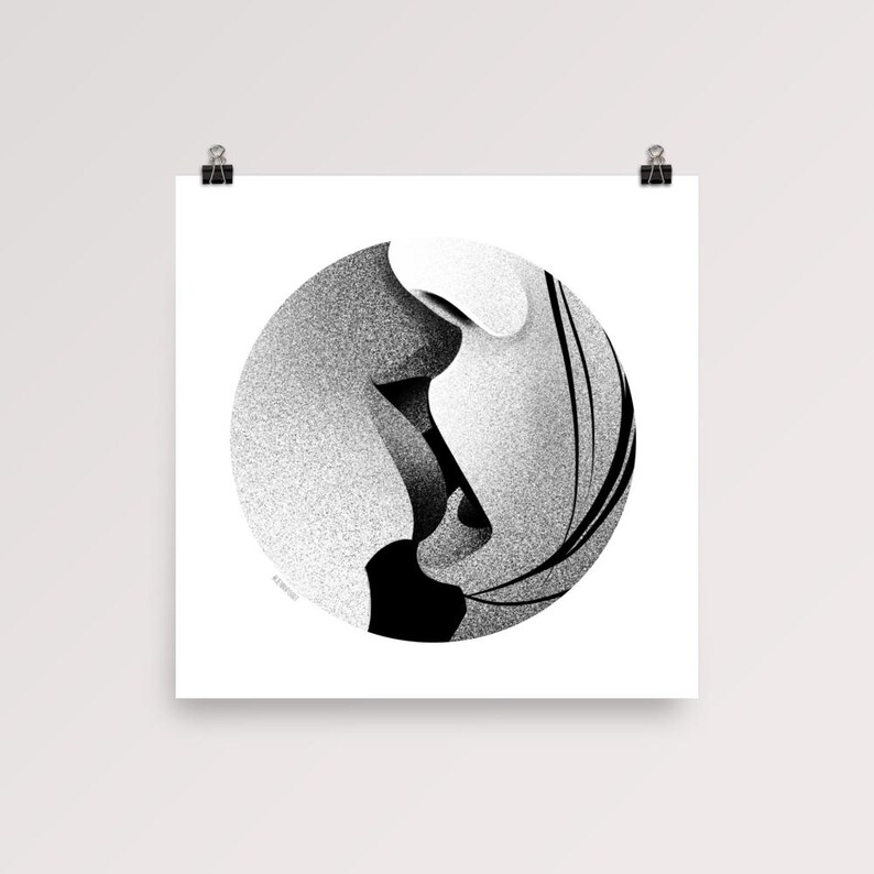 Puede incluir: Impresi&oacute;n art&iacute;stica abstracta en blanco y negro. Un dise&ntilde;o circular con efecto degradado domina la imagen. La obra presenta una forma estilizada con l&iacute;neas y formas curvas, creando profundidad y movimiento. La impresi&oacute;n est&aacute; montada sobre papel blanco.