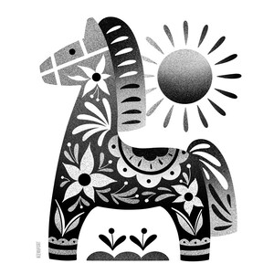 以下が含まれることがあります： 花柄と太陽が描かれた、白黒の装飾的な馬のイラスト。 馬は花や葉など、複雑なデザインが特徴です。 太陽には放射線があります。 アートワークは白い背景にあります。