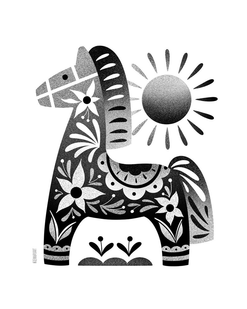 以下が含まれることがあります： 花柄と太陽が描かれた、白黒の装飾的な馬のイラスト。 馬は花や葉など、複雑なデザインが特徴です。 太陽には放射線があります。 アートワークは白い背景にあります。