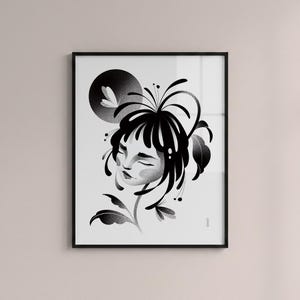 K&ouml;nnte beinhalten: Gerahmter Schwarz-Wei&szlig;-Kunstdruck. Das Bild zeigt ein Frauenportr&auml;t mit geschlossenen Augen, umgeben von stilisierten floralen Elementen. Ein dunkler Kreis mit Schmetterlingsform befindet sich hinter dem Kopf. Die Illustration ist detailliert und elegant.