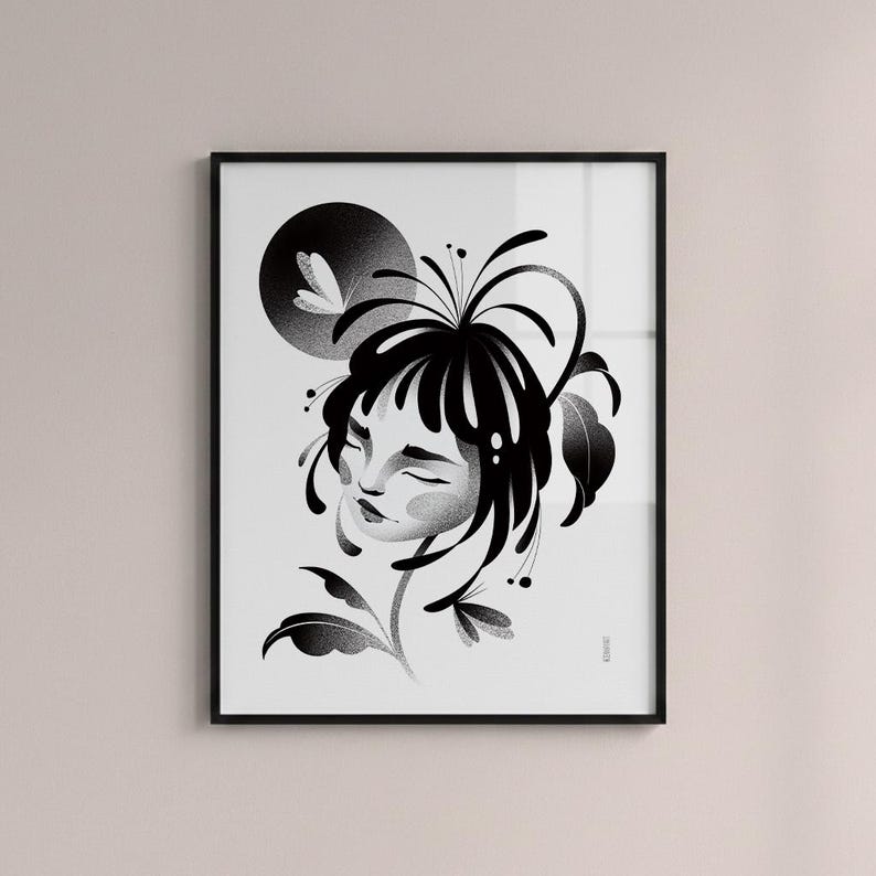 K&ouml;nnte beinhalten: Gerahmter Schwarz-Wei&szlig;-Kunstdruck. Das Bild zeigt ein Frauenportr&auml;t mit geschlossenen Augen, umgeben von stilisierten floralen Elementen. Ein dunkler Kreis mit Schmetterlingsform befindet sich hinter dem Kopf. Die Illustration ist detailliert und elegant.