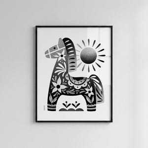 以下が含まれることがあります： 花柄と太陽が描かれた、白黒の額入りアートプリント。馬は花やその他のデザインで装飾されています。太陽からは光線が出ています。アートワークは黒いフレームに入っています。