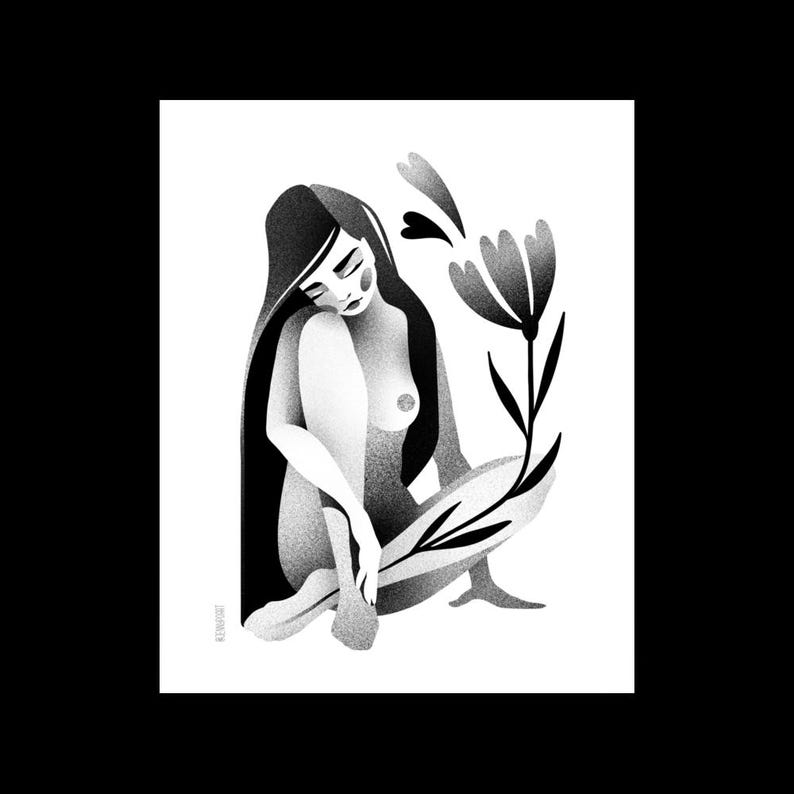 Może przedstawiać: Czarno-biała ilustracja siedzącej osoby z długimi włosami, obejmującej nogi. Po prawej stronie duży kwiat z zakrzywionymi płatkami i liśćmi. Grafika ma miękki, zacieniony styl, z naciskiem na postać i element kwiatowy.