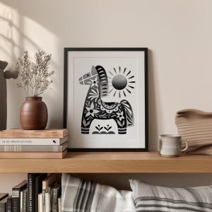 以下が含まれることがあります： 花柄と太陽が描かれた、白黒の額入りアートプリント。木製の棚に飾られており、花瓶、本、マグカップが置かれ、居心地の良い装飾的なシーンを演出しています。