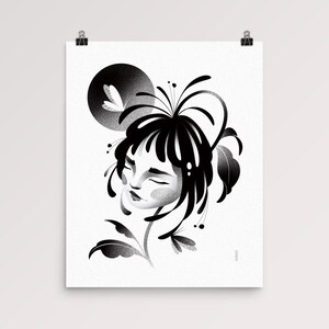 K&ouml;nnte beinhalten: Schwarz-Wei&szlig;-Kunstdruck mit einer stilisierten Illustration eines Frauengesichts mit geschlossenen Augen, umgeben von floralen und Schmetterlingsmotiven. Das Kunstwerk hat eine minimalistische &Auml;sthetik mit einem Gradienteneffekt, der Tiefe und Kontrast erzeugt. Der Druck ist auf wei&szlig;em Papier montiert.