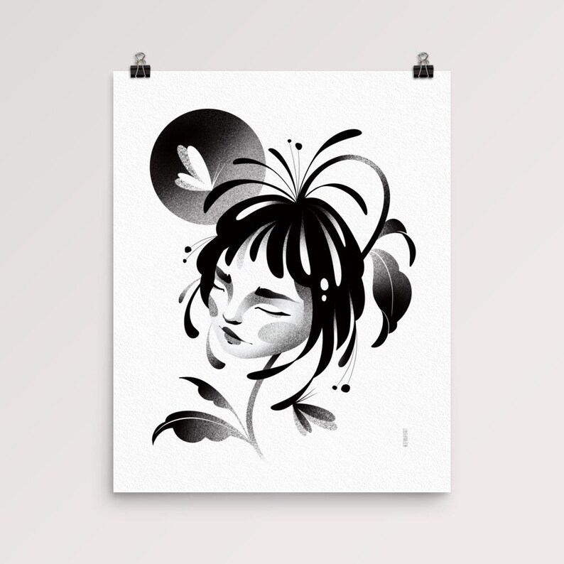 K&ouml;nnte beinhalten: Schwarz-Wei&szlig;-Kunstdruck mit einer stilisierten Illustration eines Frauengesichts mit geschlossenen Augen, umgeben von floralen und Schmetterlingsmotiven. Das Kunstwerk hat eine minimalistische &Auml;sthetik mit einem Gradienteneffekt, der Tiefe und Kontrast erzeugt. Der Druck ist auf wei&szlig;em Papier montiert.