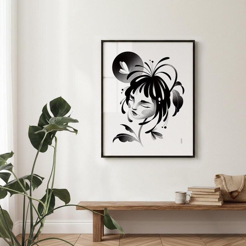 K&ouml;nnte beinhalten: Schwarz-wei&szlig; gerahmter Kunstdruck. Die Illustration zeigt ein Frauengesicht mit geschlossenen Augen, integriert in florale Motive. Das Kunstwerk ist in einem schwarzen Rahmen gehalten, ideal f&uuml;r die Inneneinrichtung, mit minimalistischer &Auml;sthetik.
