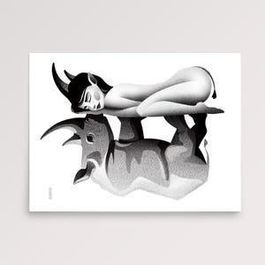 Może przedstawiać: Czarno-biały wydruk artystyczny przedstawiający kobietę z rogami i ogonem, leżącą na byku. Ilustracja ma gradient w skali szarości, z kobietą i odbiciem byka w tym samym stylu. Na białym tle.