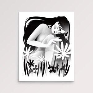 以下が含まれることがあります： 長い黒髪の人物が、様式化された花の中に座っている白黒のアートプリント。イラストは、人物の姿勢と花の要素に焦点を当てた、柔らかい陰影スタイルを使用しています。