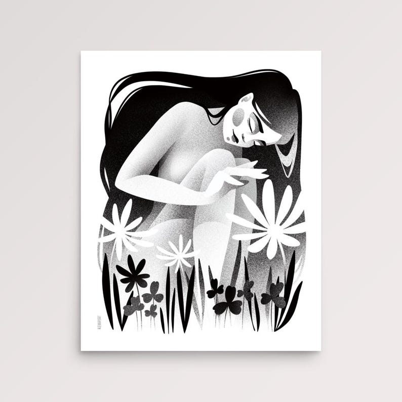以下が含まれることがあります： 長い黒髪の人物が、様式化された花の中に座っている白黒のアートプリント。イラストは、人物の姿勢と花の要素に焦点を当てた、柔らかい陰影スタイルを使用しています。